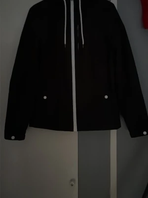 Pier one jacka - Tjena, säljer nu denna riktigt feta jacka från pier one. Har endast andvänts ett fåtal gånger. Perfekt nu inför våren också