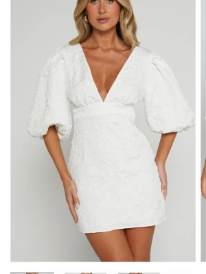 SÖKER - Söker denna miley klänningen från Showpo i storlek S! 💞💞