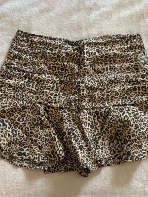 Leopardmönstrad kjol Zara - Så snygg volangkjol med leopardmönster. Kjolen är skön och luftig med inbyggda shorts för säkrare känsla. Myxket bra skick, använd få antal gånger🐯