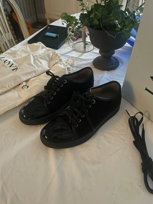 Svarta Lanvin skor  - Svarta Lanvin cap toe | storlek UK 7 ~ motsvarar strlk 41-42 | Skorna är i mycket bra skick 9/10 | Låda, dustbags och extra skosnören ingår | Skriv vid frågor eller funderingar 👀