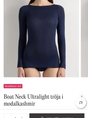 Intimismi mörkblå tråja - Jättefin tröja från intimismi, används inte och har används max 1 gång💕ny pris 489kr o den är som ny inga hål. Sänker inte priset!!