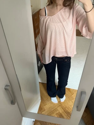 Ljusrosa  topp - Söt ljusrosa  topp med lös passform. Toppen har en avslappnad, flowy stil och är tillverkad i ett mjukt material som känns skönt mot huden. Perfekt för dig som gillar en feminin och chill vibe.