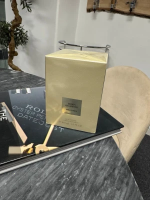 Armani Privé Jasmin Kusamono EdP - Lyxig parfym från Armani Privé i doften Jasmin Kusamono. Förpackningen är elegant och ljusgul med en stilren silveretikett på framsidan. Flaskan innehåller 100 ml Eau de Parfum och utstrålar exklusivitet och modern design.