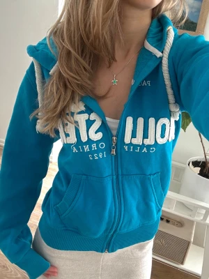 Hollister zip original  - Storlek M. Skickas inom 24h. Se liknande plagg i min profil! 