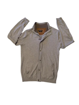 Ljusgrå kofta med knappar - Hej!😊  Jag säljer en ljusgrå kofta från The trend house. Storlek M. Knappar och dragkedja. Perfect condition👌 Fråga gärna om du undrar något 👍🫵🌟  ‼️ Priset är inte hugget i sten‼️ 