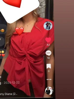 Röd blus med rosett  - Röd one shoulder blus med stor rosett, knappt använd❤️