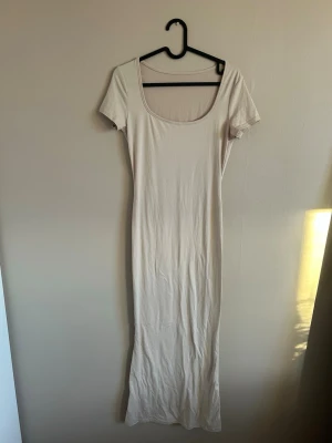 Lång klänning - Lång beige T-shirt klänning storlek S oanvänd