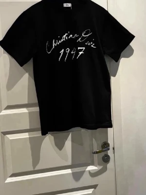 Acne T-shirt Limited Edition  - Tjena, säljer denna stilrena, efterfrågade och helt nya T-shirten från Acne. Riktigt utmärkt kvalitet och väldigt snygg som passar allt. På T-shirten står det XS men den passar som S. Skriv gärna vid intresse!