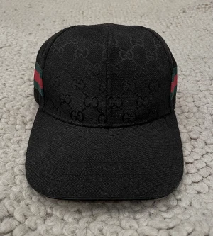 Svart keps från Gucci med GG-mönster - Svart keps från Gucci med diskret GG-monogram. Nypriss 5000🔥