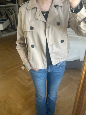 Beige trench coat - Super fin trench coat med knappar!! Från Zara💓💓