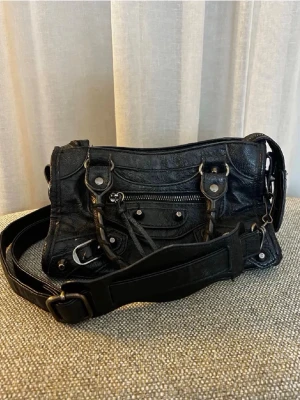 Svart mini city väska  - Säljer denna supersnygga väska 🖤Jag har använt den men den är fortfarande i bra skick! Axelband medföljer:)