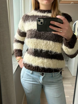 Brun och beige mohair tröja - Säljer en stickad tröja med breda bruna och beige ränder i mohair material. Jätte fin tröja men är tyvärr för liten för mig!💕