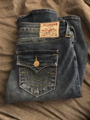 True religion jeans  - True religion jeans storlek W25 knappt använda och inga defekter. Sjukt fina! Tänkte sälja för 720kr men kan även tänka mig att diskutera kring priset!