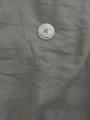 Apple AirTag spårningsbricka - Ny AirTag från Apple i vit och silverfärgad design. Perfekt för att hålla koll på dina prylar. Köpte för en månads resa till Thailand, klar med resan och kommer inte använda någon mer i princip helt ny alltså. 