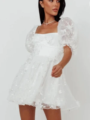 Vit kort klänning med puffärmar - Säljer ni min superfina studentklänning!! Använd en gång men finns inga tecken på användning. Sitter så fint och känns väldigt festlig!!💕💕 storlek S/M. Nypris är 1700💕