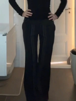 Svarta wide kostymbyxor från Orsay  - Säljer jättefina lågmidjade kostymbyxor. De är svarta med grå/vita ränder. Supersnygga men kommer tyvärr inte till användning ofta så säljer istället. Storlek S. En av 3 knappar har fallit av men har knappen kvar, inte haft tid att sy på den men är superlätt att fixa snabbt. (Man får knappen med)   (Köpte de för 800kr, därav högt pris)  mått:  Innerbenslängd: 82cm  Midjemått (rakt över): 35cm  Grenhöjd: 20cm  Lårvidd(rakt över): 25 cm  Benöppning: 27 cm  (Alla mått mätta platt)