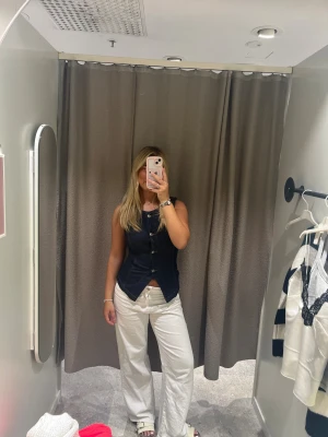 Vita jeans - Säljer dessa vita mid/low waist jeans från Gina tricot! Jättefint skick!