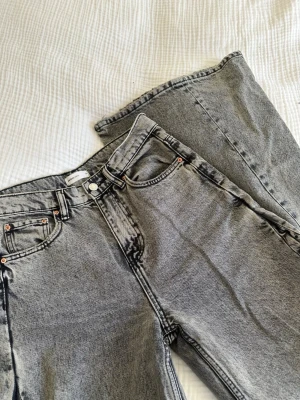 Gråa vida jeans - Säljer ett par gråa jeans med hög midja och vida ben. 
