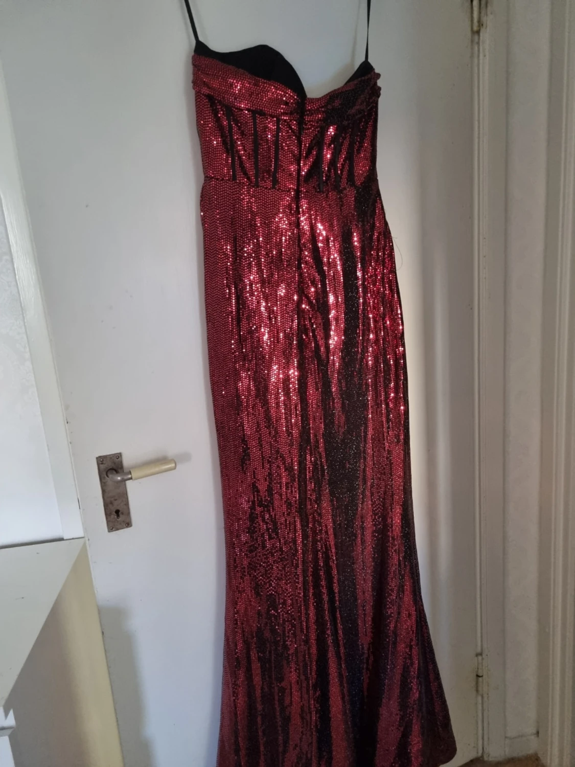 Vinröd glittrig långklänning - 5