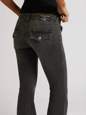 Grå bootcut jeans från True Religion - Snygga grå bootcut jeans från True Religion med klassiska fickor bak och dekorativa sömmar. Jeansen har låg midja, utsvängda ben och detaljerade ficklock med knapp. Perfekta för en cool och avslappnad stil. Knappt använda och inköpta för 1299kr
