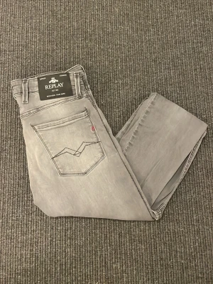 Grå Replay anbass jeans - Snygga grå Replay anbass jeans, slim fit. Troligen storlek 28 eller 29 i midjan och 30 i längd. Köpta i augusti 2025.