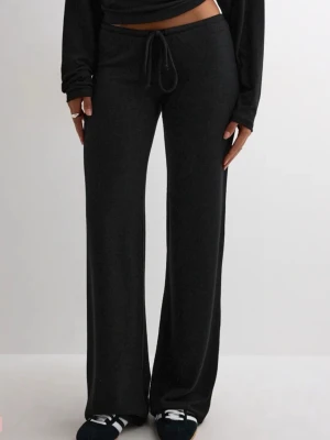 Svart my chill set från Nelly - Säljer mitt svarta chill set från Nelly. De kommer ej till användning och de ser som helt nya ut, inga defekter! Skriv till mig för egna bilder🩷Byxorna är i S och tröjan Xs