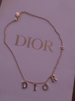 Dior halsband  - Helt nytt . 