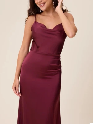 Balkänning - Helt oanvänd och ny köpt balklänning. Endast testad på och har lappen kvar. Så fin modell och en vinröd/burgundy färg ❤️