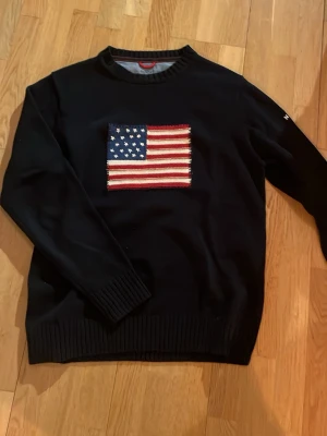 Gant tröja - Säljer nu en riktigt fin marinblå usa-flag sweater från Gant🇺🇸 Tröjan är i utmärkt skick 👌 Storlek L.    Skriv gärna vid fler frågor😁