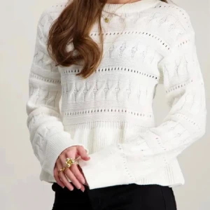 Vit stickad tröja med strukturmönster Gina Tricot - Säljer en vit stickad tröja med rund hals och snyggt strukturmönster. Tröjan har långa ärmar, ribbade muddar och en lätt utsvängd nederkant som ger en trendig siluett. Perfekt för dig som gillar stilrena och bekväma plagg. Från Gina Tricot Young🤍