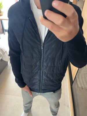 Cardigan jacka från Massimo Dutti - Hej! Säljer en snygg mörkblå cardigan jacka ifrån Massimo Dutti. På tröjan står de size M men i verkligheten är den mer som S.                                                📐= S                                                                           🔖= Massimo Dutti                                               .                                                      ❓= Vid frågor så skriv till mig 