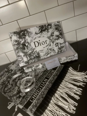 Svartvit halsduk  - Helt ny och oanvänd halsduk, allrt som visas i bilden medföljer, skickas inom 24 timmar