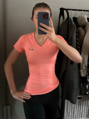 Nike rosa tränings-tshirt - Aldrig använd Nike topp endast provad