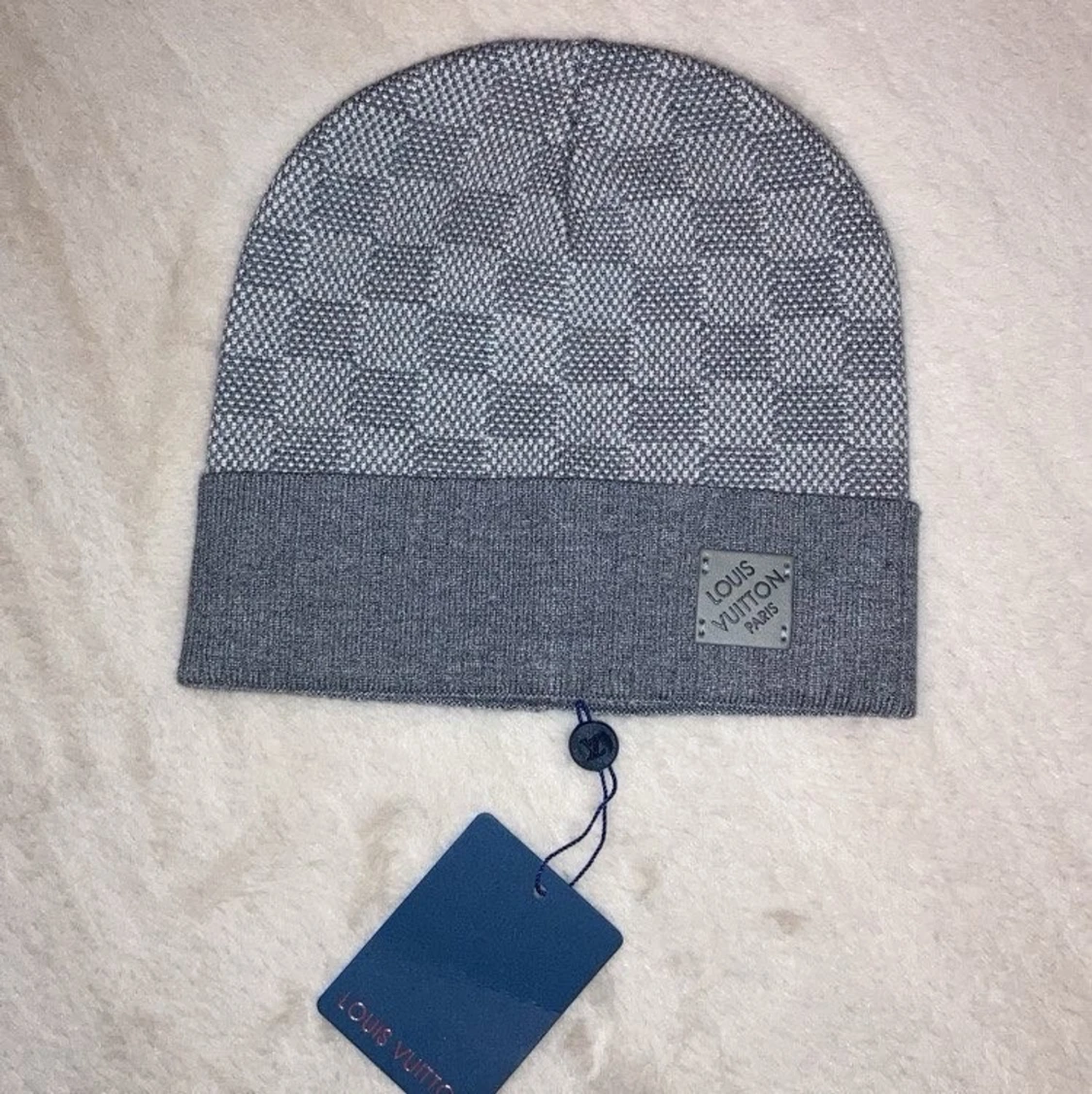 Grå mössa med rutmönster