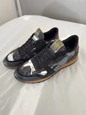 Valentino Garavani Rockrunner sneakers  - Valentino Garavani Rockrunner sneakers | Snygg modell med klassiska rockstuds baktill | Fint skick | Bekväma och lätta att matcha | Kolla gärna min profil för mer info och fler items. Perfekt till våren