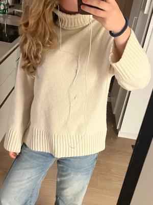 Krämvit stickad polotröja - Säljer denna supermysiga stickade polotröja ifrån H&M💞Långärmad och avslappnad passform. 