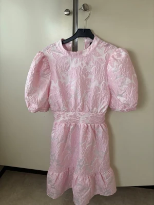 Rosa Klänning - Är 165 och den går lite lite över knäna!! Används en gång