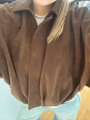 Zara mocka jacka - Säljer nu min jättefina slutsålda Zara jacka i mocka!! Den är ca använd 1 gång, då den inte riktigt va min stil så skulle säga att den är i nyskick☺️☺️