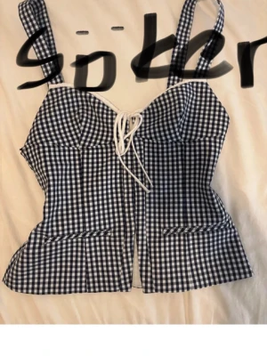 SÖKER topp Zara XS - Söker denna topp från Zara k storlek XS skriv om ni har!!