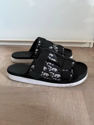 D tofflor - Säljer ett par alpha slides i storlek 43. Dom är i riktigt fint skick och är perfekta till sommaren. Skriv vid funderingar!