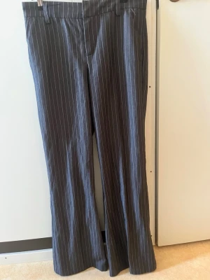 Randiga kostymbyxor  - Om man vill ha fler bilder på plagget (på eller andra vinklar) är det bara att säga till så fixar jag det. Dem sitter jätte bra och är väldigt fina med ett bra kostym material. Bootcut