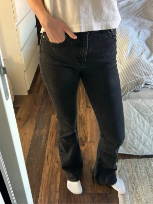 Svarta bootcut jeans - Säljer ett par svarta bootcut jeans med hög midja. Köpte dom på GinaTricot i storlek 34 men passar även som 36.