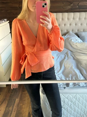 Omlottblus - Säljer denna populära omlottblus från GinaTricot. Den är i storlek XS. 