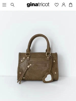 Handväska  - Snygg brun handväska från Gina Tricot🤎Helt ny med lapparna kvar!! Nypris är 399 kr och väskan är slutsåld på hemsidan. Väskan har guldfärgade detaljer, dubbla handtag och en axelrem som medföljer. Perfekt för att lyfta din outfit!