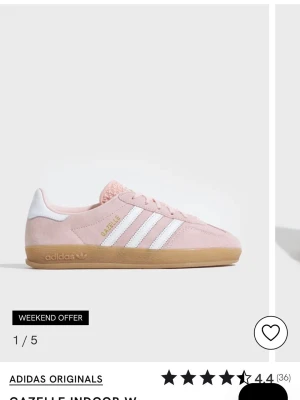 Adidas Gazelle rosa sneakers - Säljer mina rosa Adidas gazelle, de är sparsamt använda men kom privat för mer bilder! Priset kan diskuteras, hör av er vid intresse 🩷