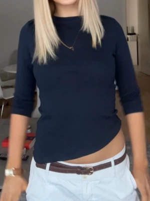 Marinblå med trekvartsärm - Säljer min fina marinblåa tröja med trekvartsärm/mid sleeve då den tyvärr inte kommer till användning. Den är nästan helt ny och bara använts max två gånger. (Alla bilder är mina!) 💕