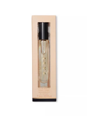 Ny! Victoria's Secret Bare Eau de Parfum - Ny! Victoria's Secret Bare Eau de Parfum är en elegant parfym med toner av egyptiska violblad, australiensisk sandelträ och mandarin från Madagaskar. Flaskan är rund och transparent med svart och guldigt lock, och doften kommer i både resestorlek och större flaska. INGA SKAMBUD TACK!!!