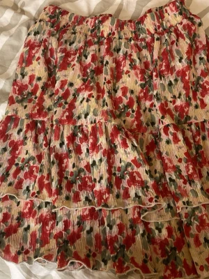 Blommig volangkjol  - Blommig volangkjol i storlek 32 vilket motsvarar XS men funkar även som S. Kjolen säljs pga att den inte kommer till användning. Pris kan diskuteras💓