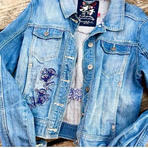 Jeansjacka från Bondelid! - Fantastiskt fin figursydd jeansjacka i lätt stretchig denim med dekorativa brodyrer, fickor fram och knappar i storlek S från Bondelid. I skick som ny! 