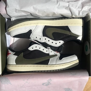Nike Air Jordan 1 Low Travis Scott Olive - Travis Scott Jordan 1 Low Olive-DS, helt nya! Storlek 40 W, Kvitto medföljer. Köpta på Nikes officiella snkrs app. Om du har fler frågor skriv gärna ett meddelande!